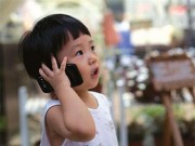 Có nên cho trẻ dùng điện thoại di động?