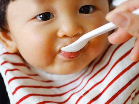 Dứt sữa cho bé: Những mẹo cho con