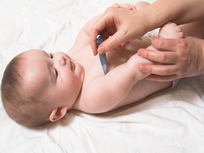Bé 6 tuần tuổi: làm gì khi bé sốt b