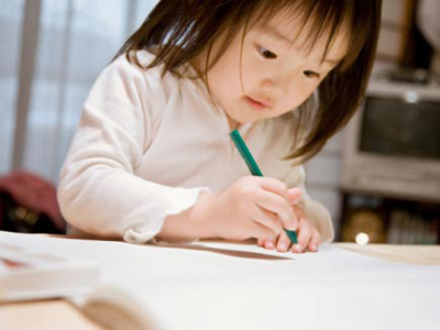 Bé 3 tuổi rưỡi: Dạy bé tập viết