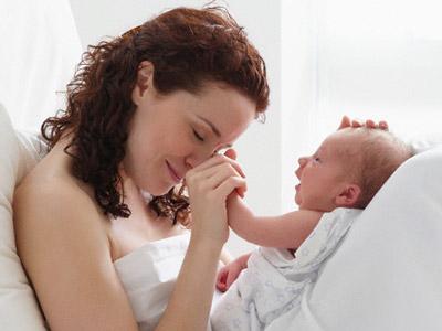 Cho bé bú: Làm gì khi chảy sữa nhiều?