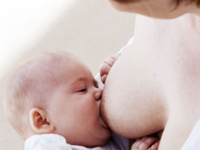 Cho bé bú: Khi đầu ngực bị đau nứt và chảy máu
