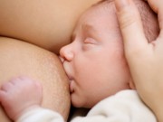Nuôi con bằng sữa mẹ: Cách cho bé bú mẹ