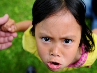 Bé 3 tuổi rưỡi: Làm gì khi bé cáu giận?