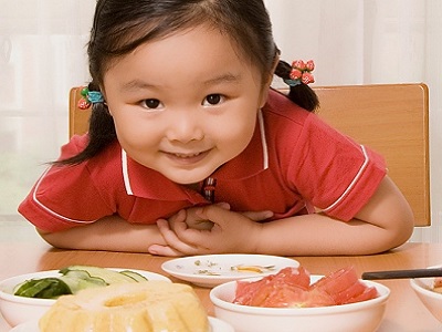 Trẻ biếng ăn: Nên làm gì? 