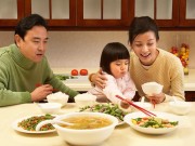 Tập cho bé thói quen ăn uống tốt