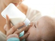 Bé bú bình bao nhiêu là đủ: Dựa trên dấu hiệu đói của bé