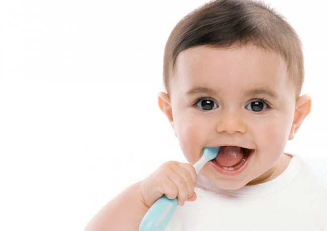 Bé mọc răng: Mẹ cần biết những gì và cách giúp con mọc răng không nước mắt