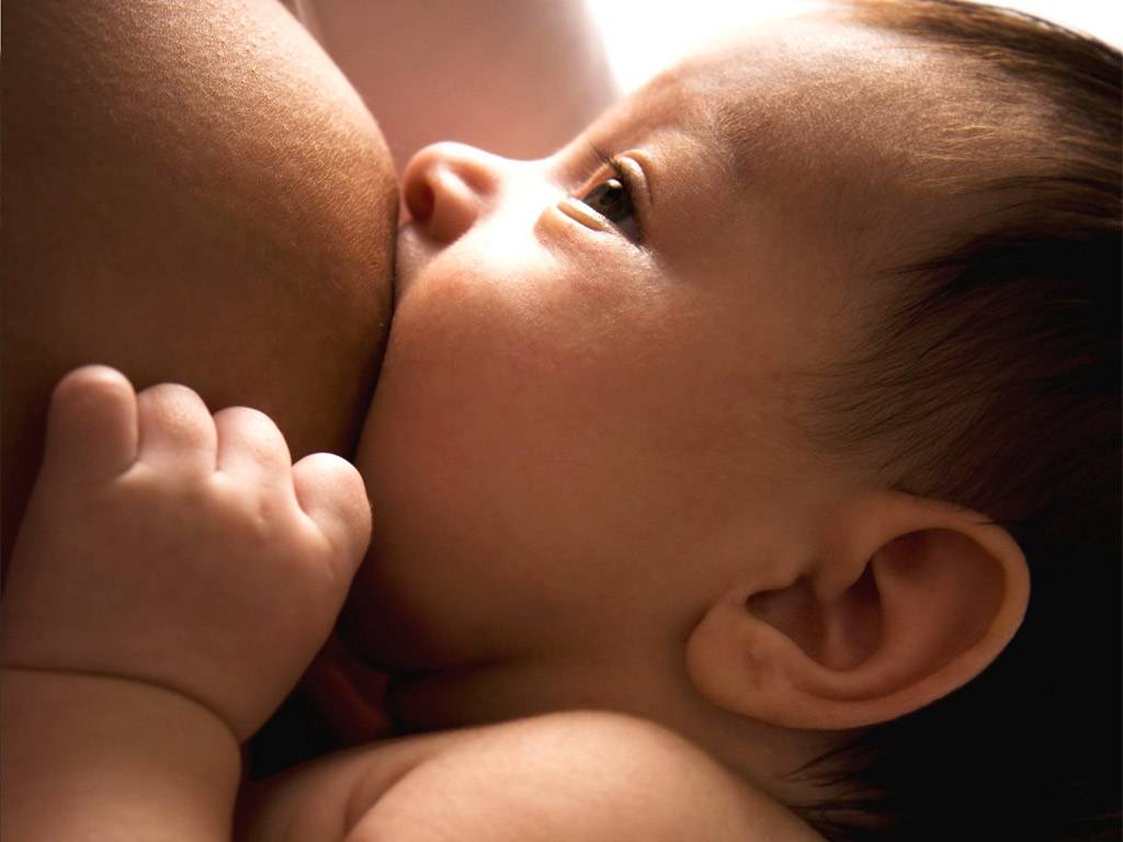 Nuôi con bằng sữa mẹ: Khắc phục những vấn đề khó chịu khi cho con bú