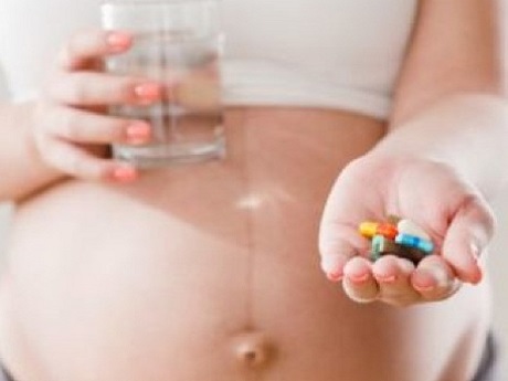 Tại sao uống vitamin khi mang thai khiến mẹ buồn nôn?