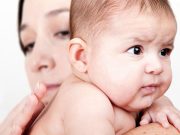 Trẻ hay ọc sữa, nôn trớ, mẹ phải xử sao?