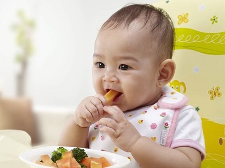 Những điều lưu ý khi cho bé tập ăn rau