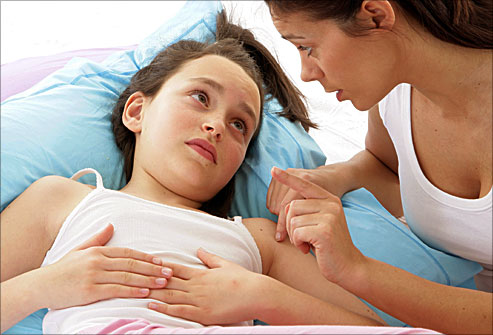 Bắt bệnh trẻ bị đau bụng theo vị trí cơn đau và khi nào cần đưa trẻ đi bệnh viện.