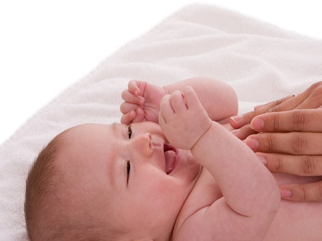 Massage cho trẻ sơ sinh giúp con thêm cứng cáp