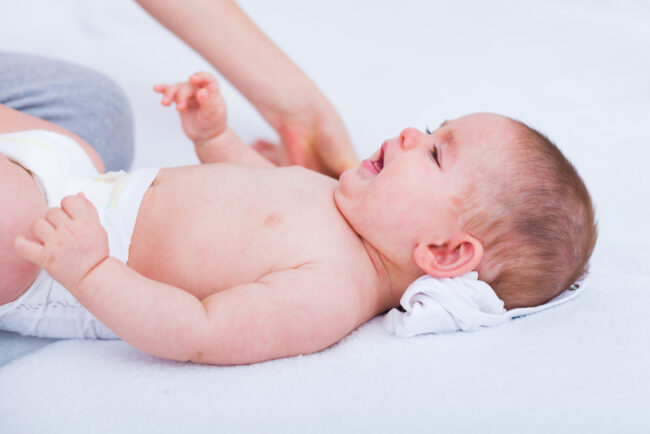Em bé khóc nhè: 11 nguyên nhân và cách dỗ bé nín khóc