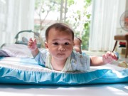 7 mẹo cho bé ngủ ngon khi đi chơi Tết xa
