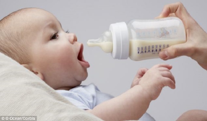 Bé trai và bé gái nên uống sữa công thức riêng?