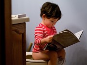 Dạy bé đi vệ sinh: con trai khó hơn con gái?