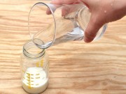 Nước nào để pha sữa cho bé?