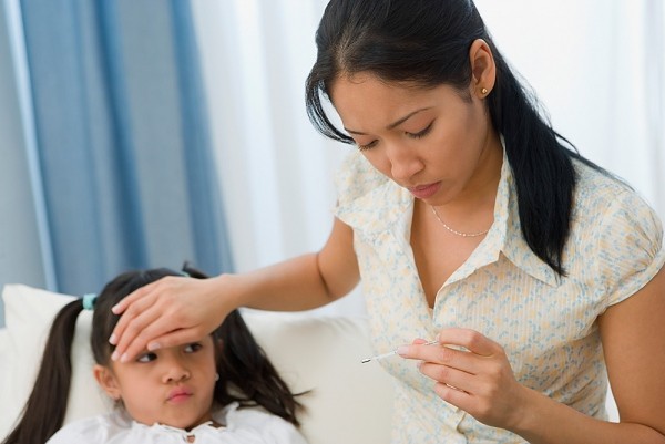 5 cách hạ sốt cho bé không cần dùng thuốc