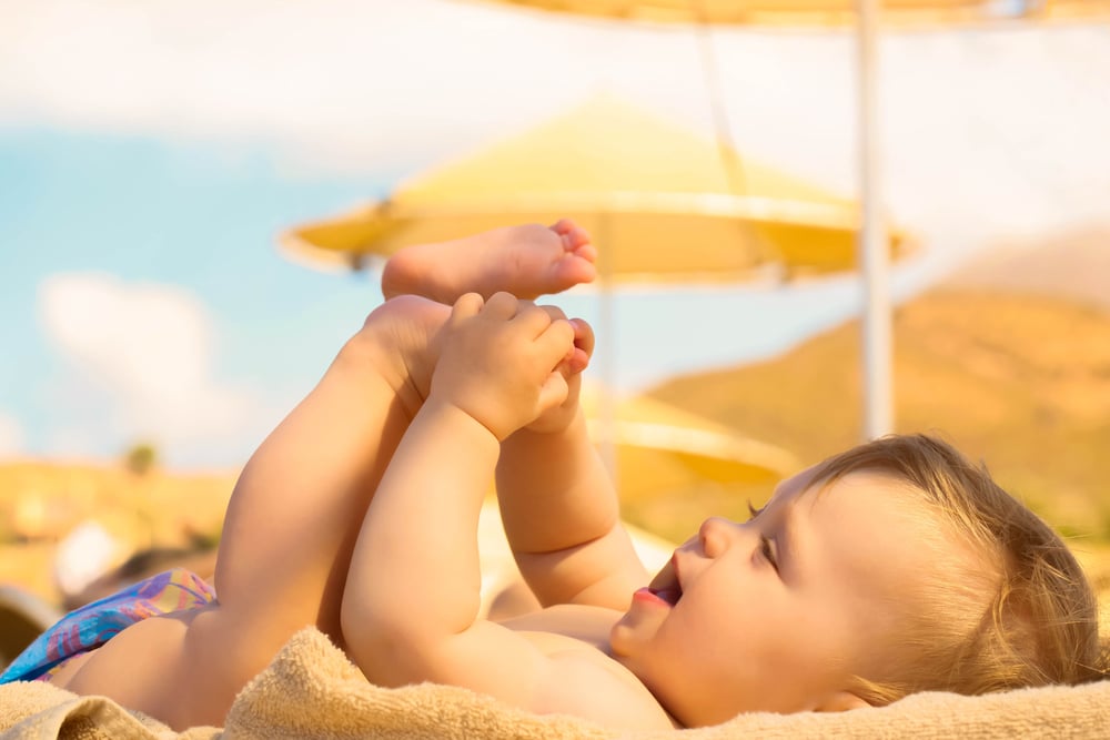 Cách chăm sóc trẻ sơ sinh vào mùa hè là bảo vệ da của con mỗi khi ra ngoài trời nắng