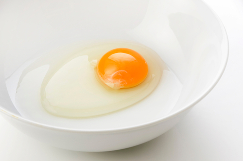 Trứng sống - thực phẩm chứa chất độc tự nhiên