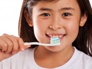 Chăm sóc răng miệng cho bé và những điều mẹ cần biết