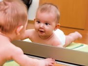 Cho bé nhìn gương để kích thích sự phát triển
