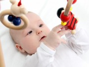 10 món đồ chơi đầu tiên nhất định bé phải có