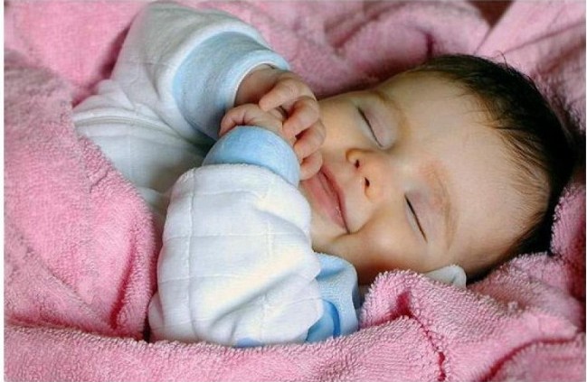Có cần áp dụng phương pháp vỗ mông để dỗ trẻ ngủ từ khi bé còn rất nhỏ?
