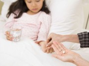Cẩn trọng khi cho con uống thuốc