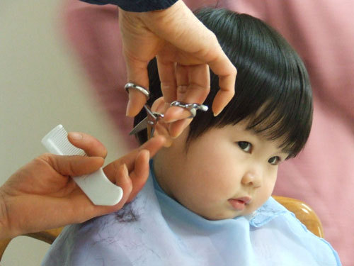 cắt tóc cho bé gái 2 tuổi