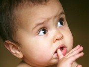 5 hiện tượng lạ nhưng không đáng lo ở trẻ sơ sinh