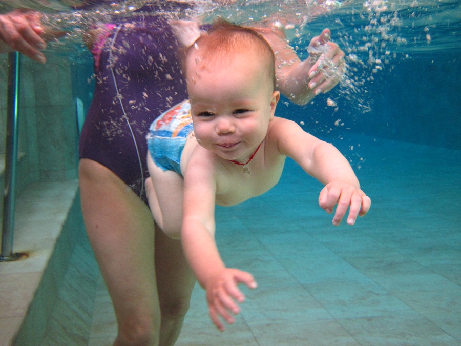 Dạy bé tập bơi: Mấy tuổi là an toàn?