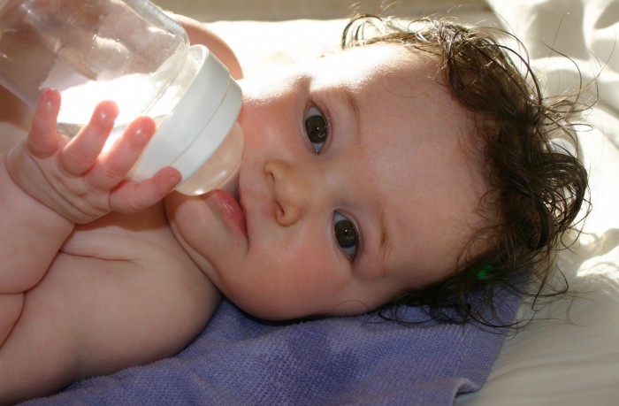 Dinh dưỡng cho bé: Uống nước thế nào là đủ?