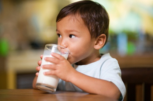 Cho trẻ uống sữa đúng cách: 8 sai lầm cần tránh