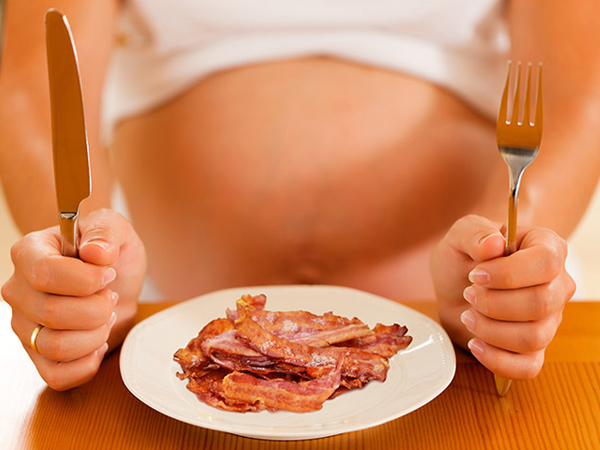 Mẹ bầu có nên ăn thịt xông khói?