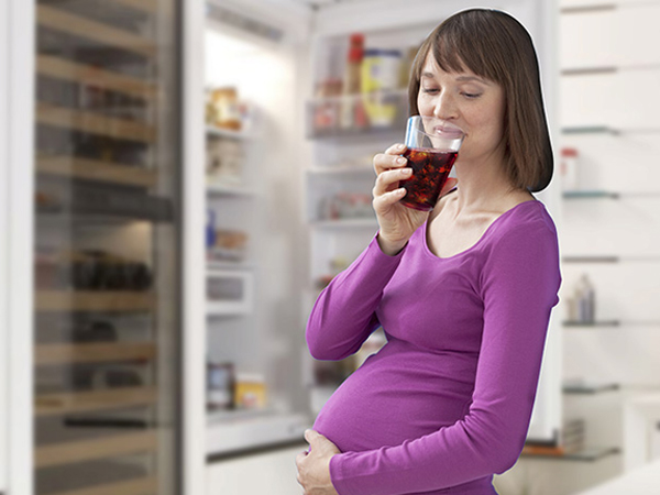 Uống nước ngọt khi mang thai: Mối nguy tiềm ẩn