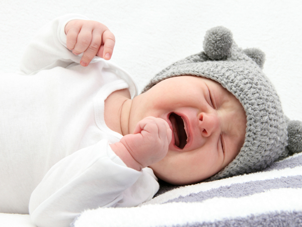 Trẻ sơ sinh khóc đêm khi nào là bất thường? Cách giúp bé ngủ ngon