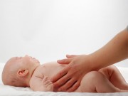 Tuyệt chiêu massage chống táo bón cho bé yêu