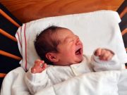Bé sơ sinh cần được bổ sung canxi đúng cách