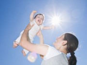 Cách tắm nắng cho bé chính xác 100%