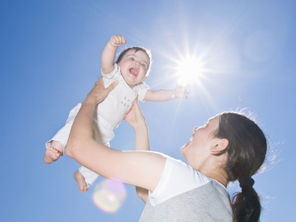 Cách tắm nắng cho trẻ sơ sinh chính xác 100%