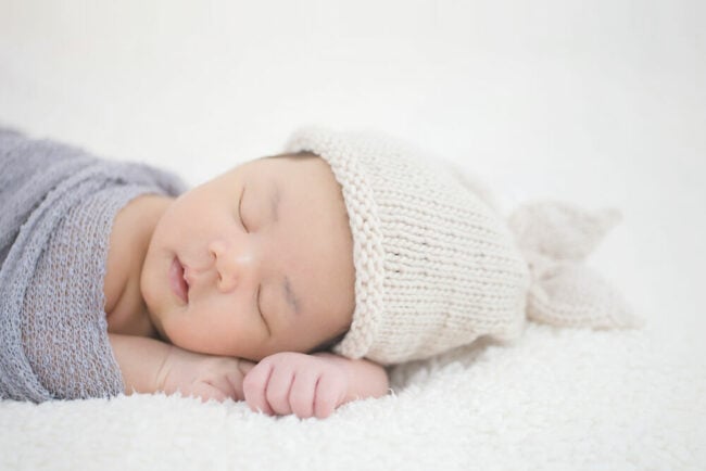 Tập cho bé tự ngủ bằng cách để bé khóc có nên không?