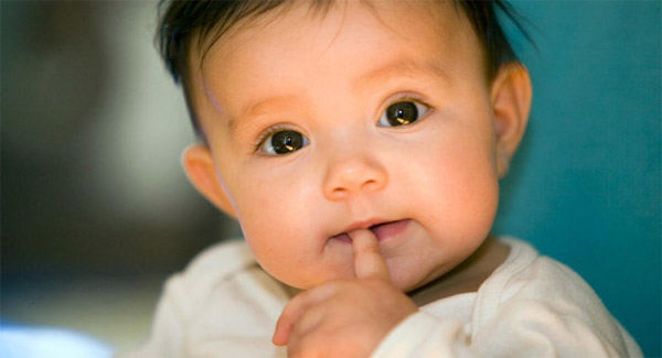 Mắt trẻ sơ sinh cần chăm sóc như thế nào? 