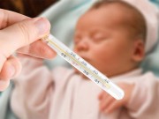 Mách mẹ cách theo dõi nhiệt độ của trẻ sơ sinh
