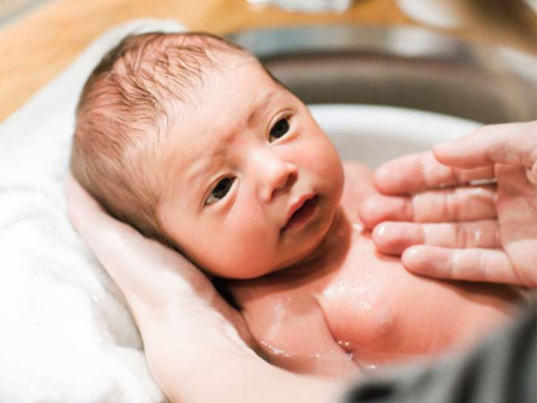 6 lý do để trì hoãn lần tắm đầu tiên cho bé