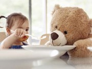 Trò chơi cho bé từ 9 tháng: Cùng ăn với "khách"