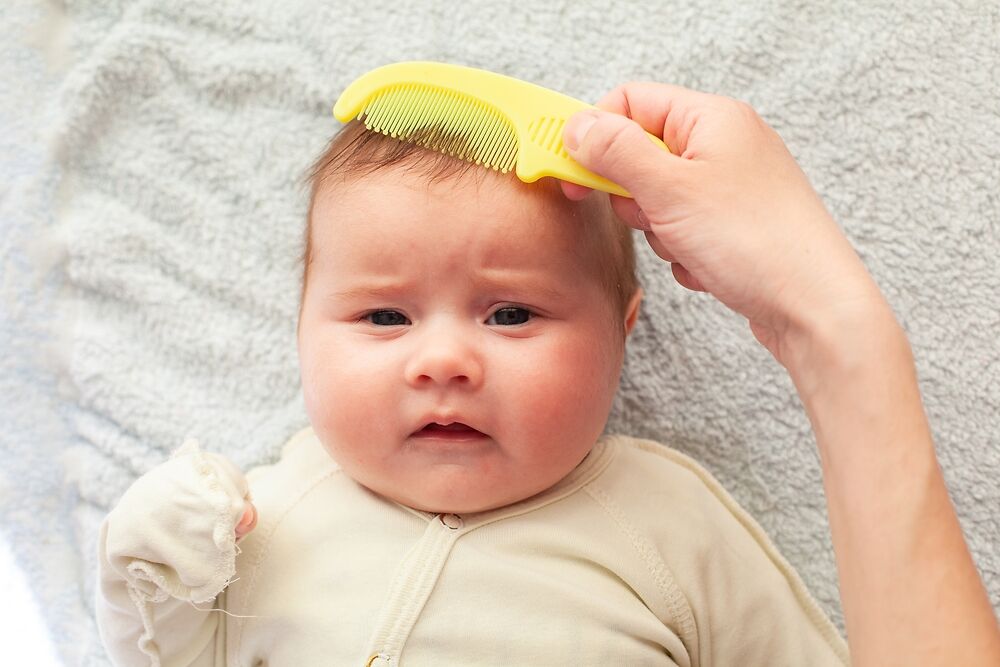 Có nên cắt tóc máu cho trẻ sơ sinh khi còn quá nhỏ không?