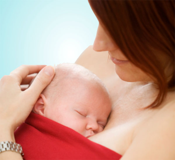 Xúc giác của bé sẽ có tác động trong lâu dài nhờ vào sự ôm ấp, âu yếm và vuốt ve mẹ dành cho bé khi vừa chào đời